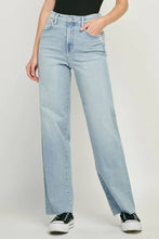 Load image into Gallery viewer, Hidden Logan Classic Stretch Dad Jean, Light Wash
